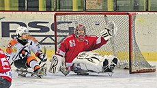 NEDOHRÁNO. Moravské sledgehokejové derby Zlína (v bílém) s Olomoucí skončilo NEDOHRÁNO. Moravské sledgehokejové derby Zlína (v bílém) s Olomoucí skončilo