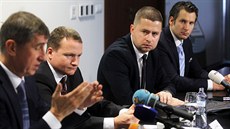 Andrej Babiš (vlevo) představuje Radu ekonomických poradců. Zleva Jan Čapek,... Andrej Babiš (vlevo) představuje Radu ekonomických poradců. Zleva Jan Čapek,...