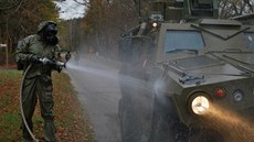 Dekontaminace techniky během aliančního cvičení Steadfast Jazz v Polsku Dekontaminace techniky během aliančního cvičení Steadfast Jazz v Polsku