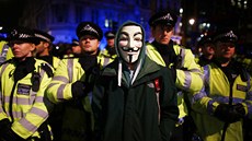 Londýntí policisté se stetli s demonstranty v maskách Guye Fawkese pi