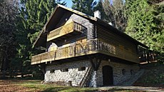 Chata Na Hraběcí v Řásné nedaleko Telče. Nyní jí spravují Lesy ČR a je k... Chata Na Hraběcí v Řásné nedaleko Telče. Nyní jí spravují Lesy ČR a je k...