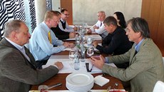 Jan Kasal se jako politický matador účastní vyjednávání o nové vládě i po... Jan Kasal se jako politický matador účastní vyjednávání o nové vládě i po...