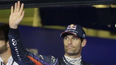 POZDRAV OD VÍTZE. Australský pilot Mark Webber, jen jezdí ve slubách týmu...