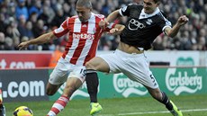 BOJ O MÍ. Jonathan Walters z týmu Stoke City (vlevo) a Jay Rodriguez ze...