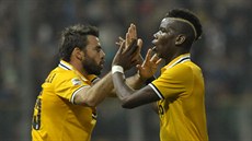GÓL! Paul Pogba z Juventusu (vpravo) oslavuje gól, kterým rozhodl utkání