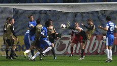 ZÁVAR PED BRANKOU. I tuhle situaci znojemtí fotbalisté zvládli a na stadionu...