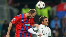 DO VZDUCHU. Plzeňský obránce Roman Hubník v hlavičkovém souboji při domácím... DO VZDUCHU. Plzeňský obránce Roman Hubník v hlavičkovém souboji při domácím...