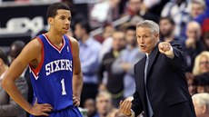 Úspěšný nováček Michael Carter-Williams naslouchá pokynům trenéra Philadelphie Úspěšný nováček Michael Carter-Williams naslouchá pokynům trenéra Philadelphie