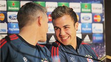TAK TO M POBAVILI. Fotbalisté Bayernu Mnichov Sebastian Schweinsteiger a Mario