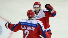 Jurij Alexandrov a Alexandr Popov slaví ruský gól. 