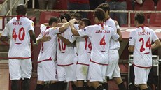 LIBEREC INKASOVAL. Fotbalisté Sevilly se radují z gólu.  