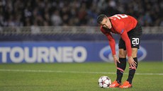 Útočník Robin van Persie z Manchesteru United se připravuje na penaltu. Ale... Útočník Robin van Persie z Manchesteru United se připravuje na penaltu. Ale...