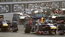 Sebastian Vettel (vlevo) ze stáje Red Bull v čele startovního pole Velké ceny... Sebastian Vettel (vlevo) ze stáje Red Bull v čele startovního pole Velké ceny...