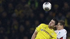 Robert Lewandowski (ve lutém) z Dortmundu v hlavikovém souboji s Danielem...