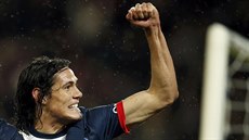 Edinson Cavani z Paris St. Germain slaví svj gól proti Lorientu.