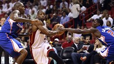 Dwyane Wade z Miami proniká obranou LA Clippers, atakují ho Jamal Crawford a... Dwyane Wade z Miami proniká obranou LA Clippers, atakují ho Jamal Crawford a...