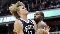 Martell Webster (vpravo) z Washingtonu fauluje Andreje Kirilenka z Broklynu. Martell Webster (vpravo) z Washingtonu fauluje Andreje Kirilenka z Broklynu.