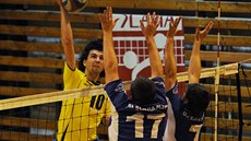 PŘESILA DVA NA JEDNOHO. Dva volejbalisté Plzně brání ve smečování hráčovi... PŘESILA DVA NA JEDNOHO. Dva volejbalisté Plzně brání ve smečování hráčovi...