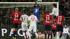 MÁM TO POD KONTROLOU, ŽÁDNÝ STRACH. Gólman Lille Vincent Enyeama (v modrém)... MÁM TO POD KONTROLOU, ŽÁDNÝ STRACH. Gólman Lille Vincent Enyeama (v modrém)...