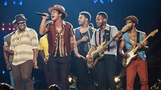 Bruno Mars na Moonshine Jungle Tour bhem vystoupení v losangelském Staples...