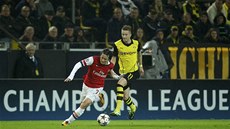 JDU PO TOB. Reus z Dortmundu nahání Rosického z Arsenalu.