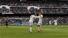 RADOST NEJDRAÍCH FOTBALIST HISTORIE. Gareth Bale z Realu Madrid gratuluje