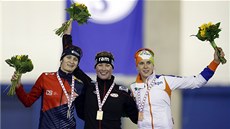 STŘÍBRNÁ. Martina Sáblíková vedle vítězky závodu na 3 tisíce metrů Claudie STŘÍBRNÁ. Martina Sáblíková vedle vítězky závodu na 3 tisíce metrů Claudie