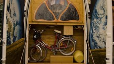 Obytná dodávka Pegas. Zezadu je vyklápěcí teráska a garáž pro dvě kola.