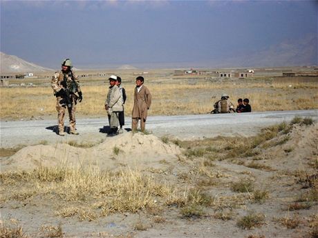 etí vojáci na patrole v okolí základny Bagrám v Afghánistánu