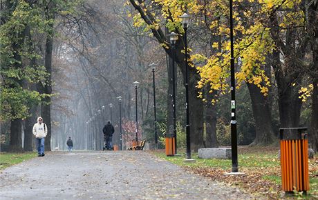 Exhibicionista si pro své dovádní vybral Komenského sady. (ilustraní snímek)