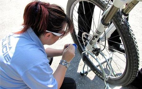 Stráníci v Praze nabízejí cyklistm registraci jízdních kol (ilustraní snímek)
