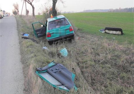 Snímek z nehody felicie, jejího idie na silnici mezi Budtskem a obcí Konice