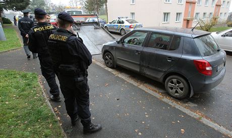 Auto eny, kterou útoník popálil iravinou, odvezla odtahová sluba. (18....