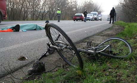 idi se snail cyklistovi okamit pomoct, ale mu byl na míst mrtvý.