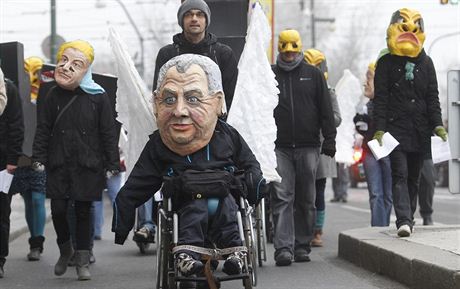 Centrem Prahy v nedli 17. listopadu 2015 proel i recesistický prvod. Mu s maskou prezidenta Zemana sedí na vozíku s odkazem na souasný zdravotní stav prezidenta