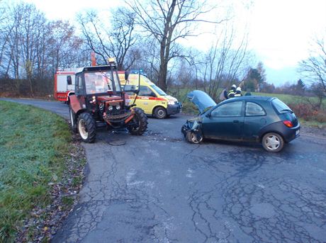 U Valdova na Jiínsku se srazilo osobní auto s traktorem (11.11.2013).