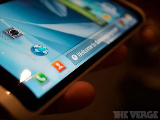 Koncept smartphonu od Samsungu se zakulaceným trojstranným displejem