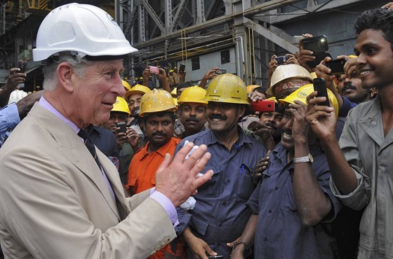Britský princ Charles hovoí s pracovníky bhem své návtvy v indické Kói...