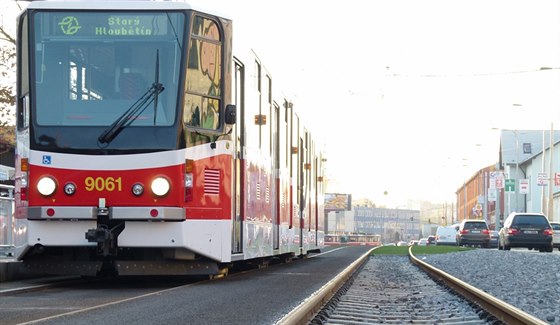 Tramvaje se do Podbradské ulice vrátily po rekonstrukci trati po dvou a pl...