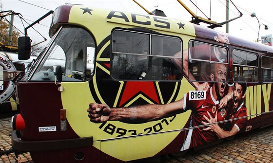MY JSME SPARTA! Bok fotbalové tramvaje zdobí obrázek radujících se hrá.