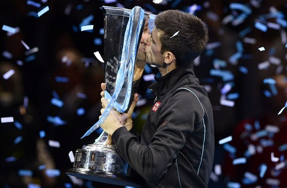 TROJNÁSOBNÝ AMPION. Novak Djokovi získal tetí titul z Turnaje mistr.