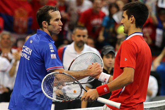 ARCHIVNÍ MOMENTKA ZE STETU V DAVIS CUPU. Radek tpánek vlevo, Novak Djokovi vpravo