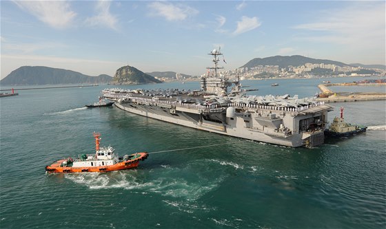 Americká letadlová lo USS George Washington