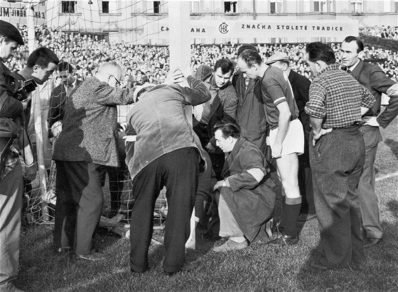 U ZASE DRÍ? Kuriózní moment z podzimu 1962: na Letné se bhem ligového utkání