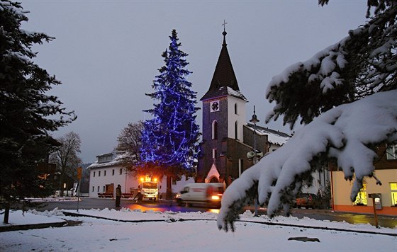 V Kvild na Prachaticku zkoueli rozsvícení vánoního stromu u kostela....