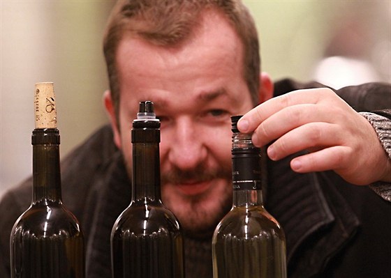 Filip Mlýnek z Vinaství Volaík testuje ti druhy uzávr na lahve s vínem.
