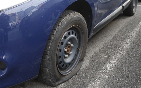 Pro zimní pneumatiky platí limit 4 mm, u letních pneumatik musí být dráky hluboké alespo 1,6 mm.