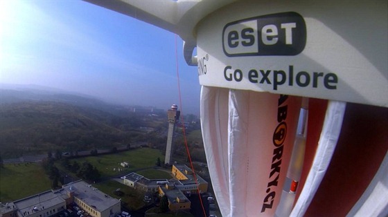 Pohled z kamery GoProna palub Dropionu krtce po startu. Vidt je budova HM.