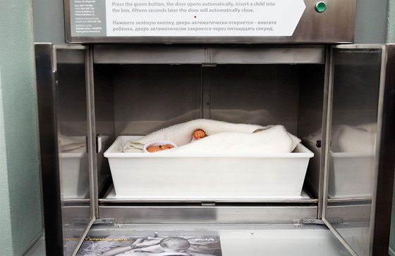 Do pardubického babyboxu bylo v úterý ráno odloeno celkem sté dít v esku (Ilustraní snímek je z otevení moderního babyboxu v praském Hloubtín).