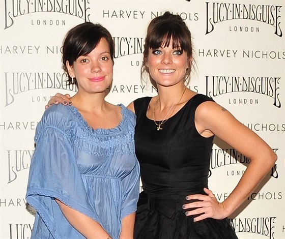 Lily Allen se sestrou Sarah zaloily znaku Lucy In Disguise v roce 2010.